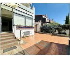 CASA RENOVADA CON 3 DORMITORIOS, GARAJE Y PISCINA COMUNITARIA.