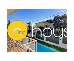 Casa con piscina distribuida en 2 cómodas plantas en terreno llano soleada