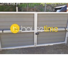 Casa con piscina distribuida en 2 cómodas plantas en terreno llano soleada
