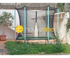 Casa con piscina distribuida en 2 cómodas plantas en terreno llano soleada