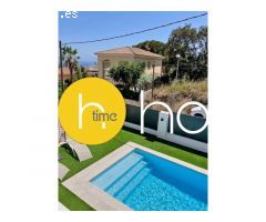 Casa con piscina distribuida en 2 cómodas plantas en terreno llano soleada