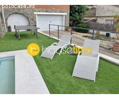 Casa con piscina distribuida en 2 cómodas plantas en terreno llano soleada