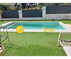 Casa con piscina distribuida en 2 cómodas plantas en terreno llano soleada