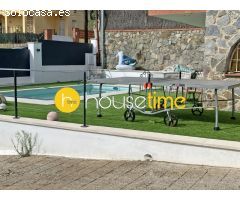Casa con piscina distribuida en 2 cómodas plantas en terreno llano soleada