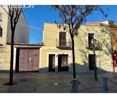 CASA DE PUEBLO CON AMPLIO JARDÍN EN CENTRO URBANO