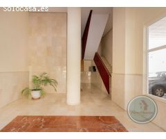Urbanización con piscina y garaje