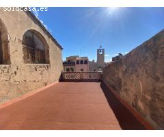 BAIX EMPORDÀ, TORROELLA DE MONTGRÍ, CASA DE PUEBLO DE PIEDRA EN EL CENTRO