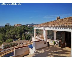 Villa con vistas al mar y al pueblo de Javea con orientación sur justo al lado