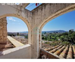 Villa con vistas al mar y al pueblo de Javea con orientación sur justo al lado