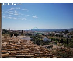 Villa con vistas al mar y al pueblo de Javea con orientación sur justo al lado