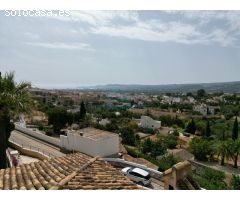 Villa con vistas al mar y al pueblo de Javea con orientación sur justo al lado