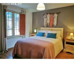 Villa de lujo de estilo Mediterráneo con diferentes viviendas separadas.