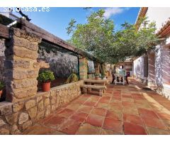Villa de lujo de estilo Mediterráneo con diferentes viviendas separadas.