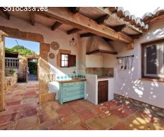 Villa de lujo de estilo Mediterráneo con diferentes viviendas separadas.