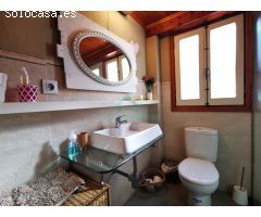 Villa de lujo de estilo Mediterráneo con diferentes viviendas separadas.