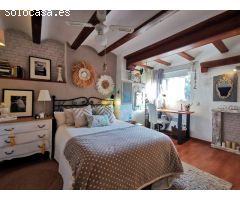 Villa de lujo de estilo Mediterráneo con diferentes viviendas separadas.