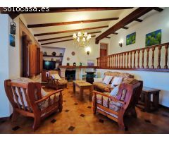 Villa de lujo de estilo Mediterráneo con diferentes viviendas separadas.