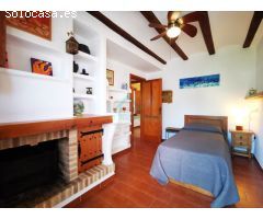 Villa de lujo de estilo Mediterráneo con diferentes viviendas separadas.