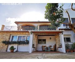 Villa de lujo de estilo Mediterráneo con diferentes viviendas separadas.