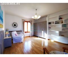 Villa de lujo de estilo Mediterráneo con diferentes viviendas separadas.