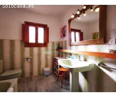 Villa de lujo de estilo Mediterráneo con diferentes viviendas separadas.