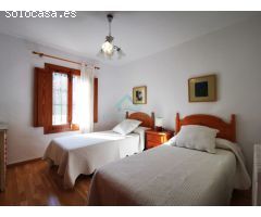 Villa de lujo de estilo Mediterráneo con diferentes viviendas separadas.