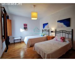 Villa de lujo de estilo Mediterráneo con diferentes viviendas separadas.