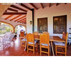Villa de lujo de estilo Mediterráneo con diferentes viviendas separadas.