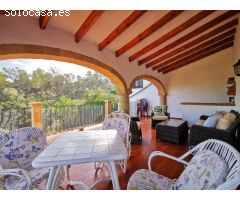 Villa de lujo de estilo Mediterráneo con diferentes viviendas separadas.
