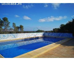 Villa de lujo de estilo Mediterráneo con diferentes viviendas separadas.