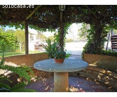 Villa de lujo de estilo Mediterráneo con diferentes viviendas separadas.