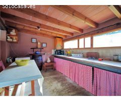 Villa de lujo de estilo Mediterráneo con diferentes viviendas separadas.