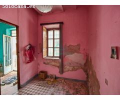 Casa en ruinas, idealmente ubicada en una de las calles más céntricas de la