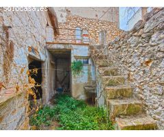 Casa en ruinas, idealmente ubicada en una de las calles más céntricas de la