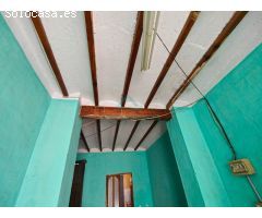 Casa en ruinas, idealmente ubicada en una de las calles más céntricas de la