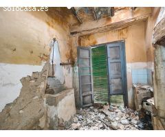 Casa en ruinas, idealmente ubicada en una de las calles más céntricas de la