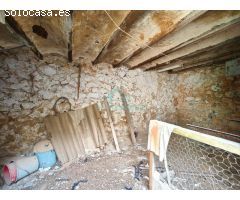 Casa en ruinas, idealmente ubicada en una de las calles más céntricas de la