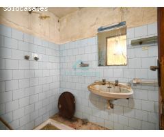 Casa en ruinas, idealmente ubicada en una de las calles más céntricas de la