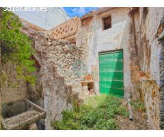 Casa en ruinas, idealmente ubicada en una de las calles más céntricas de la