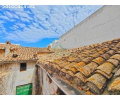 Casa en ruinas, idealmente ubicada en una de las calles más céntricas de la