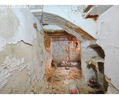 Casa en ruinas, idealmente ubicada en una de las calles más céntricas de la