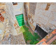 Casa en ruinas, idealmente ubicada en una de las calles más céntricas de la