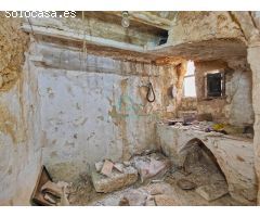 Casa en ruinas, idealmente ubicada en una de las calles más céntricas de la