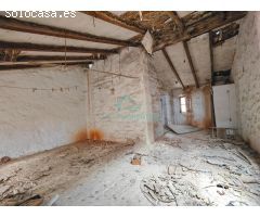 Casa en ruinas, idealmente ubicada en una de las calles más céntricas de la