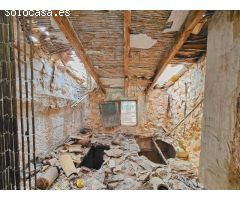 Casa en ruinas, idealmente ubicada en una de las calles más céntricas de la