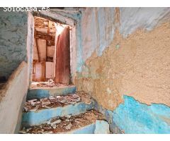Casa en ruinas, idealmente ubicada en una de las calles más céntricas de la