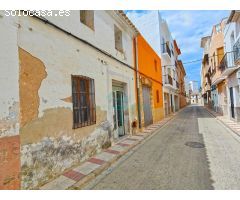 Casa en ruinas, idealmente ubicada en una de las calles más céntricas de la