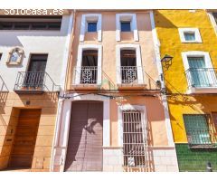 Amplia casa de pueblo con patio y terraza en el centro de Gata de Gorgos