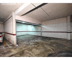 Plaza de parking cerrada para dos vehículos o como trastero con puerta privada