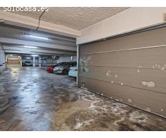 Plaza de parking cerrada para dos vehículos o como trastero con puerta privada